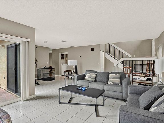 4th image of 451 Hunter Cir