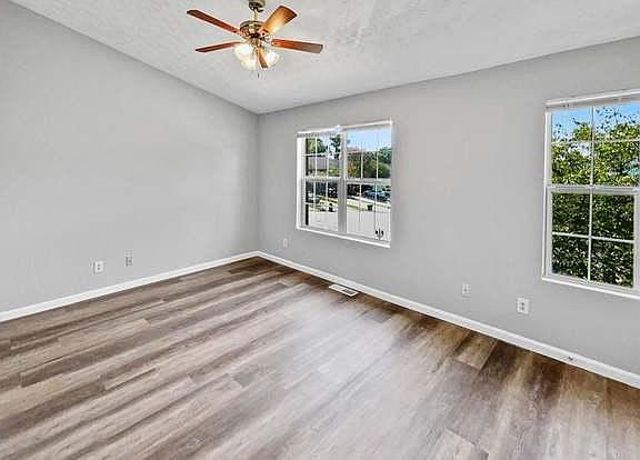 2nd image of 5823 Strathmoor Manor Cir #B