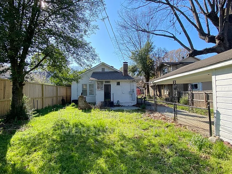 414 N Willett St — Photo 32