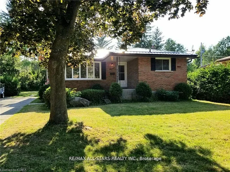 11 Roselyn Ct — Photo 23
