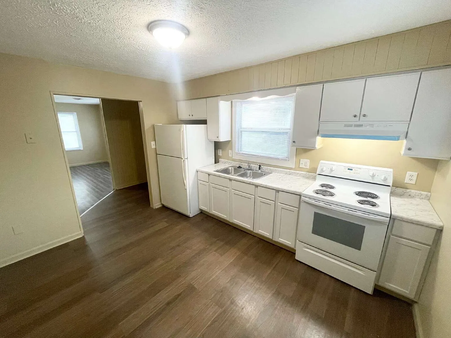 3 bed, 1.0 bath, $1,395 — Photo 3
