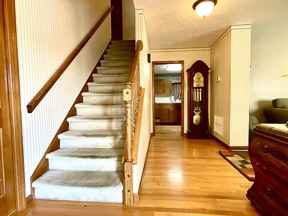 5th image of 161 Cardinal Ave