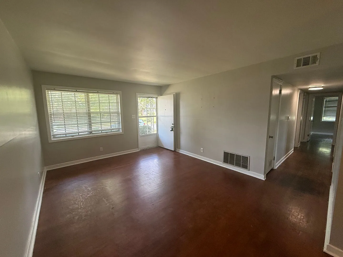 Well maintained 4 bedroom! — Photo 2