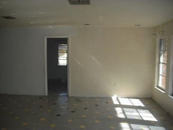 3rd image of 6027 Stebbins Ave