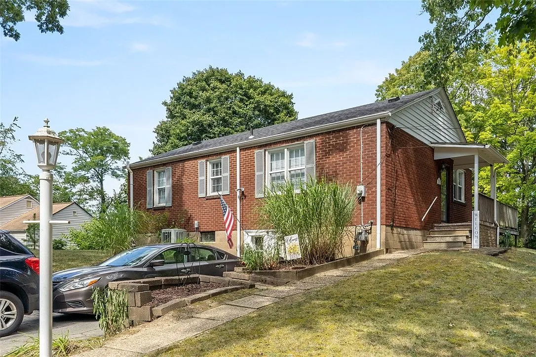 694 Oak St photo 1