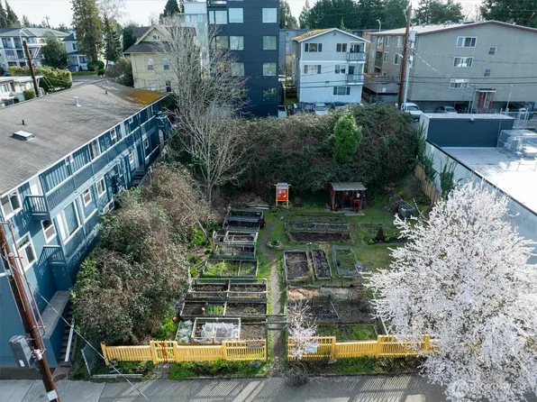 5520 University Way NE, Seattle, WA 98105