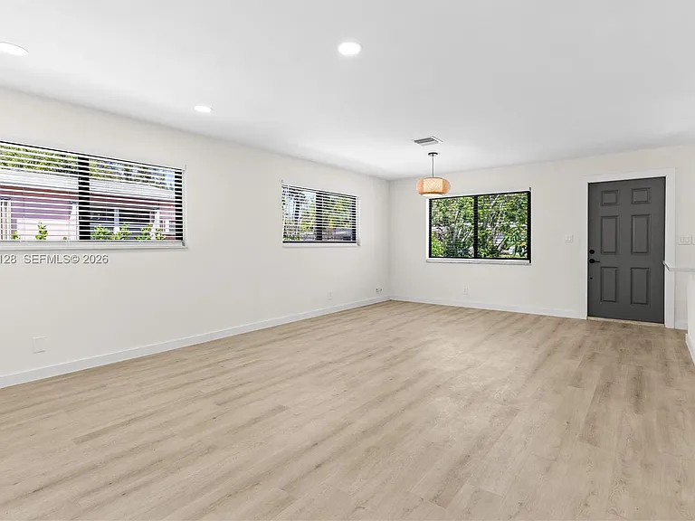 328 SW 11th Ave — Photo 8