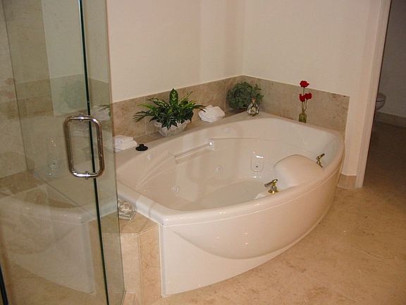 4th image of 20201 E Country Club Dr APT 806