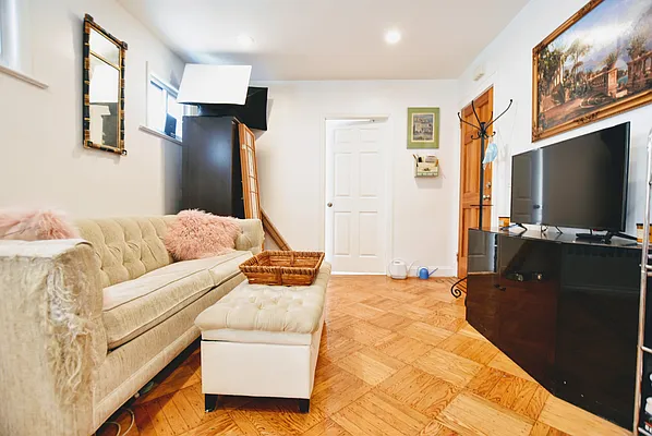 Rented by Dakis Group LLC | media 2
