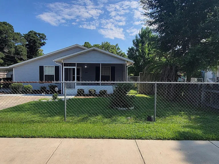 2301 W Mallory St — Photo 1