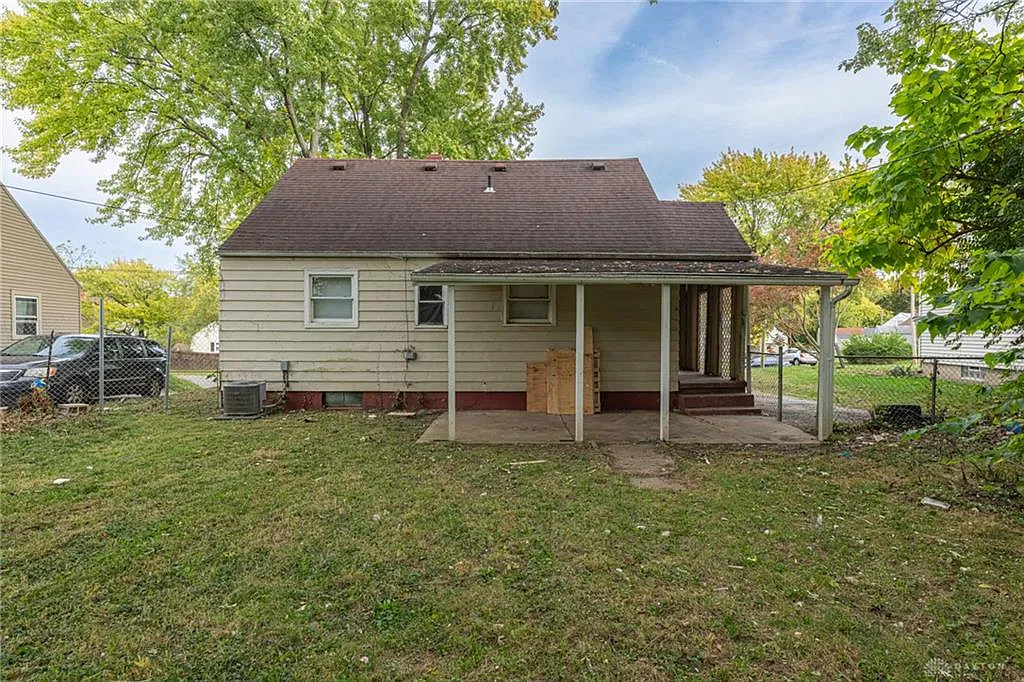 3 bed, 1.0 bath, 864 sqft, $1,300 — Photo 4