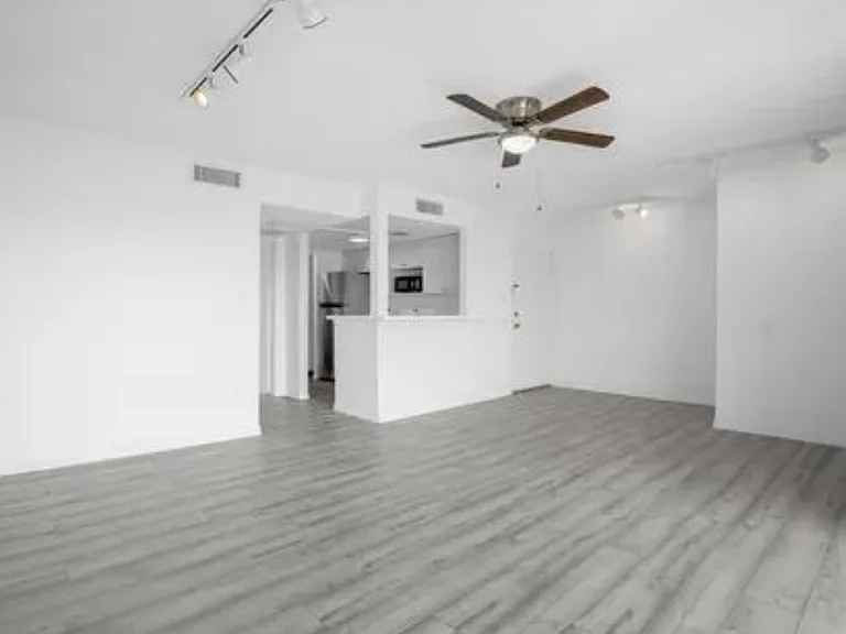 564 Orange 40 Dr #40 — Photo 3