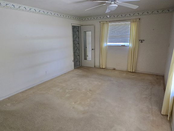 3rd image of 546 Flamevine Ln