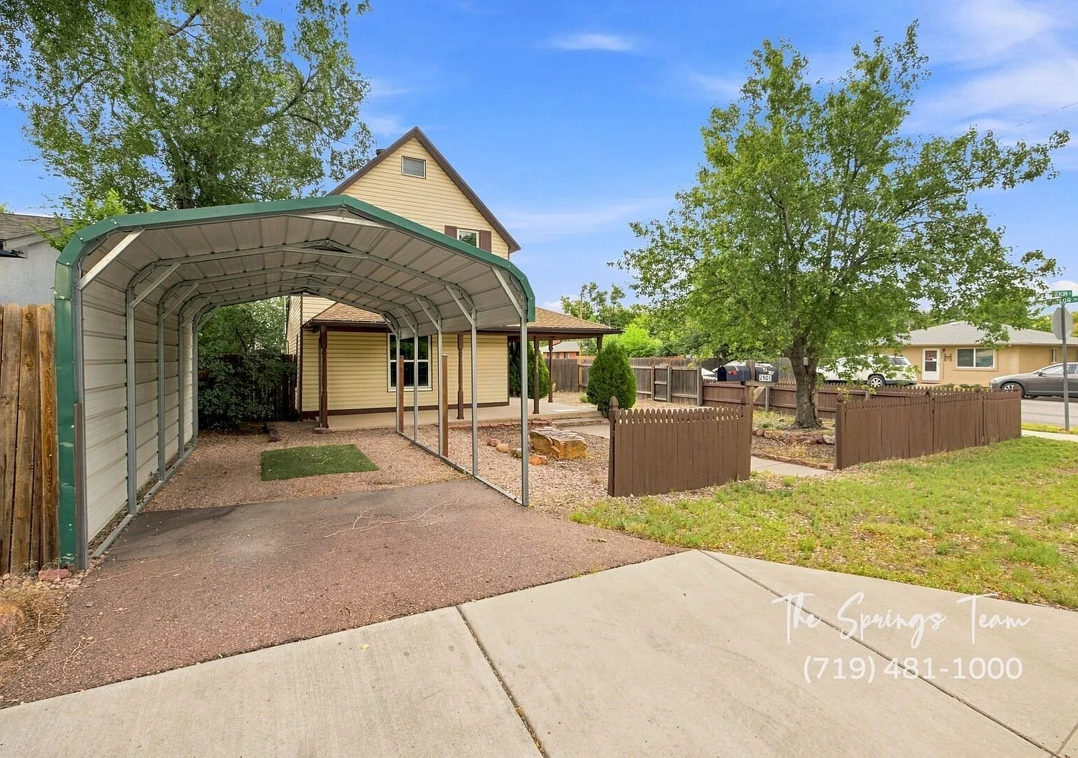 Charming 3bd Home On Corner Lot In Central Colorado Springs Utilities Included — Photo 3