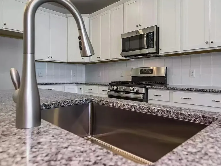 1009 Commack Dr — Photo 3
