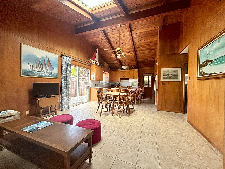 211 Earl Ct — Photo 3