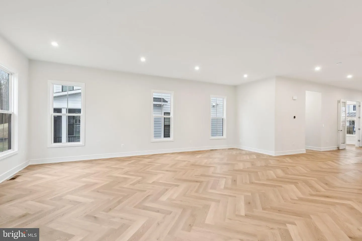 4 bed, 5501 sqft, $5,800 — Photo 2