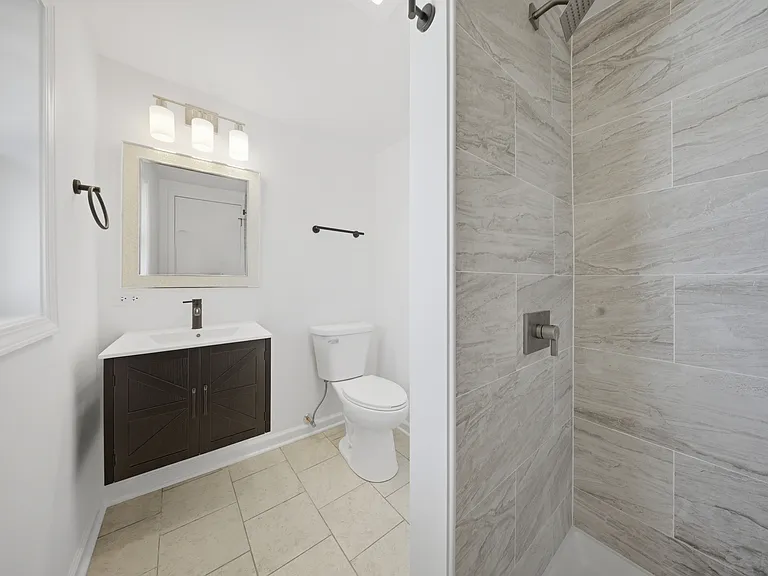 Primary bedroom bathroom