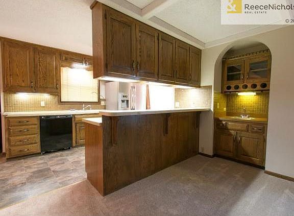 Fully equipped kitchen with bar area
