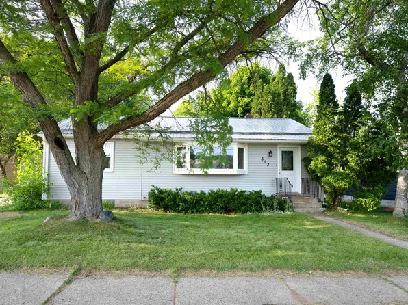 813 Park Ave, Waupaca, WI 54981