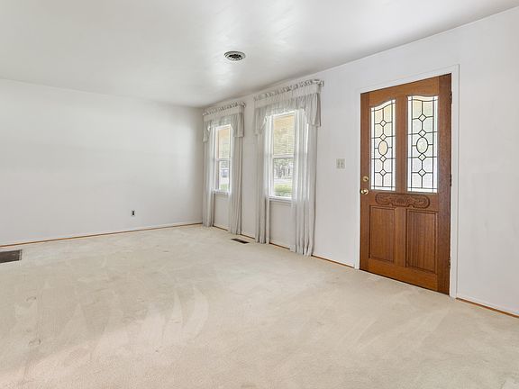 4th image of 422 Linden St