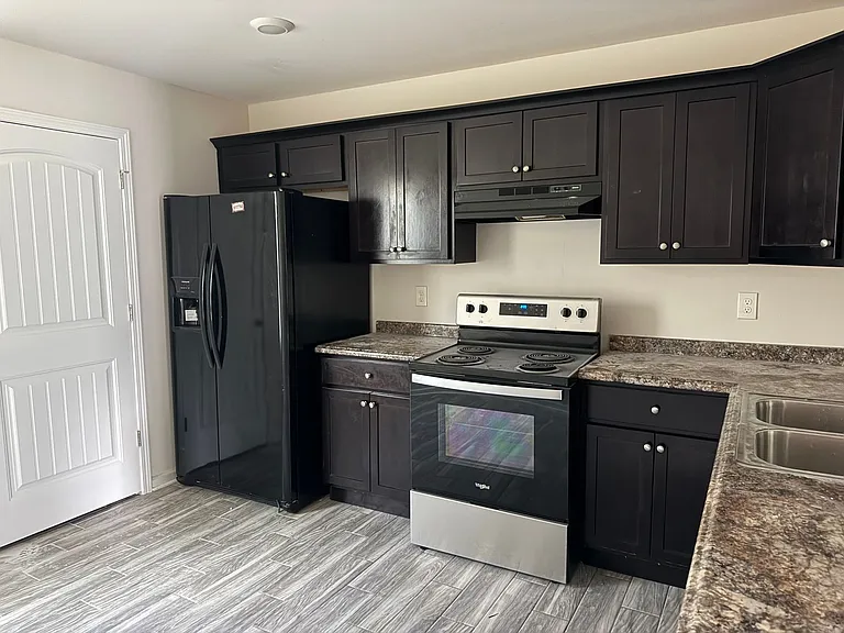 1605 Gambill Wood Dr — Photo 2