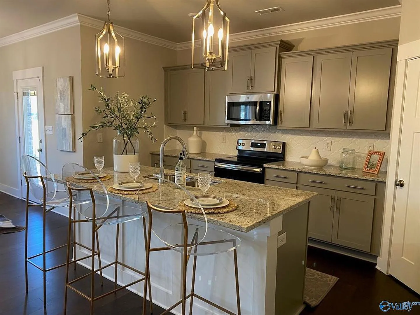 Coming Soon For Rent! Get Ready To Live In Luxury! This Absolutely Stunning 4-Bedroom, 2-Bathroom... — Photo 3