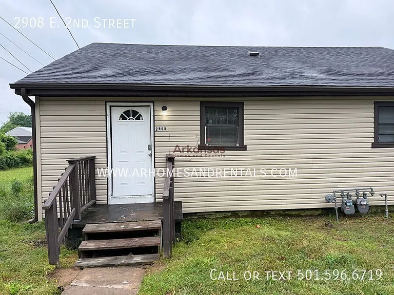 2908 E 2nd St — Photo 1
