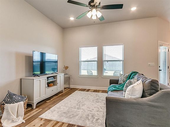 4th image of 368 Renee Dr