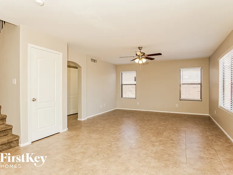 7913 S 45th Ln — Photo 7