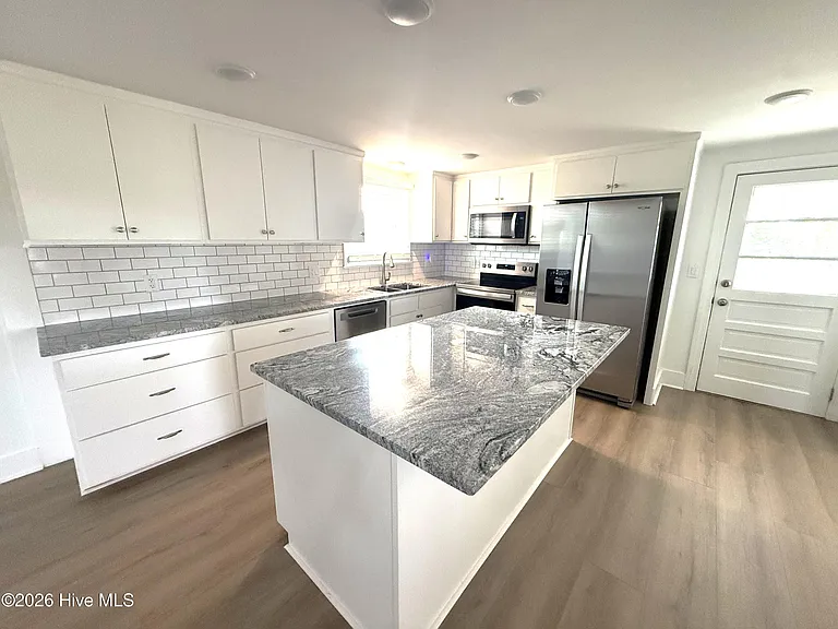 1300 Worthington Rd — Photo 4