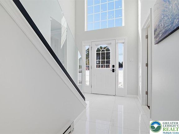 3rd image of 136 Kimberly Dr