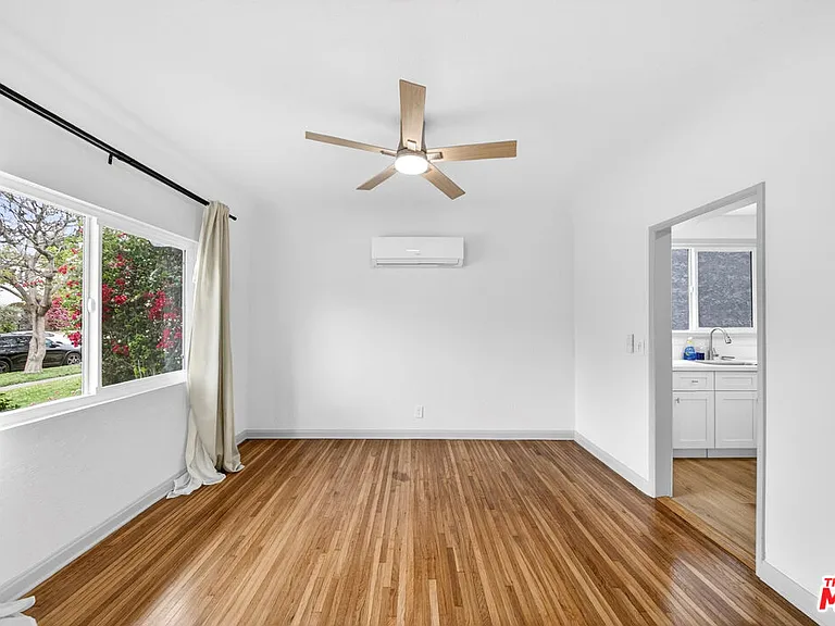 1050 S Hayworth Ave — Photo 4