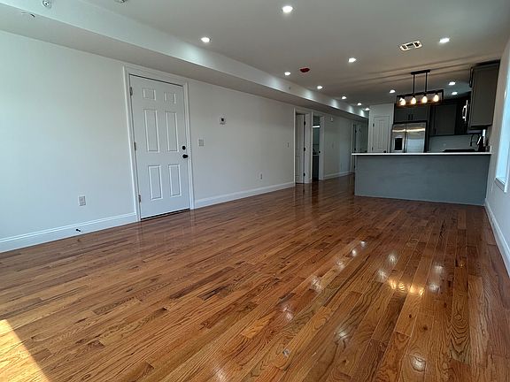 5th image of 143 W Clifford St #1