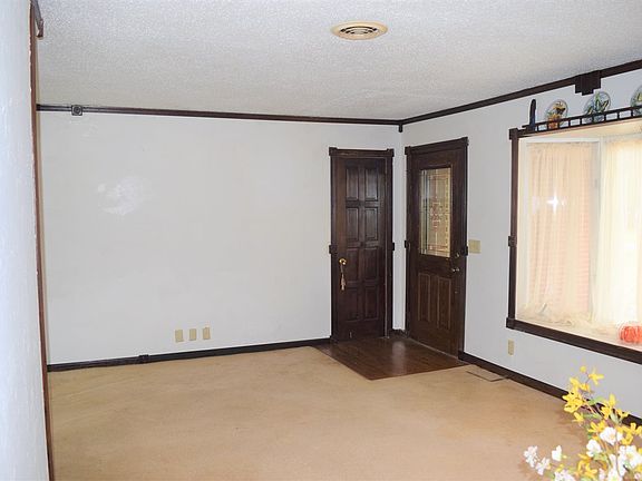 3rd image of 401 N Sherwood Dr