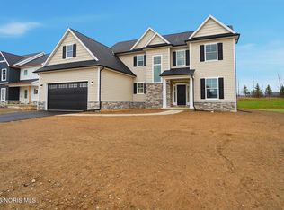 140 Barton Creek Dr, Perrysburg, OH 43551