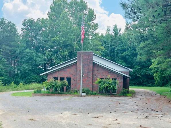 621 Crabtree Rd, Selmer, TN 38375