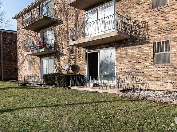 4th image of 5834 W 77th St Unit 102