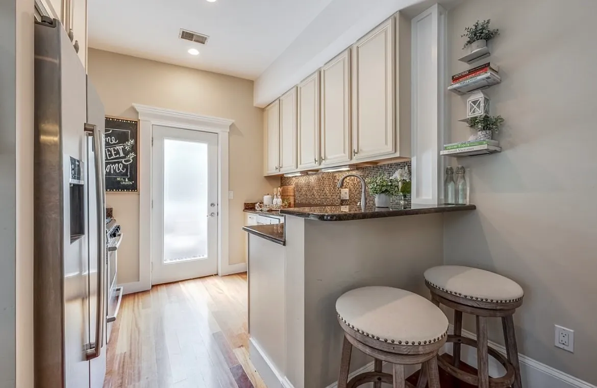 2 bed, 880 sqft, $4,400 — Photo 3