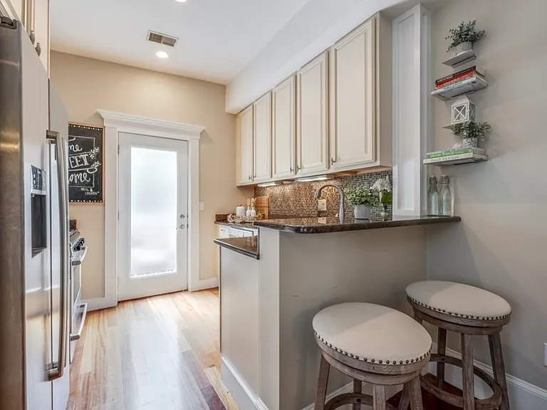 621 E 3rd St #3 — Photo 3