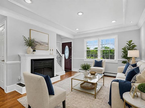 3rd image of 135 N Wantagh Avenue