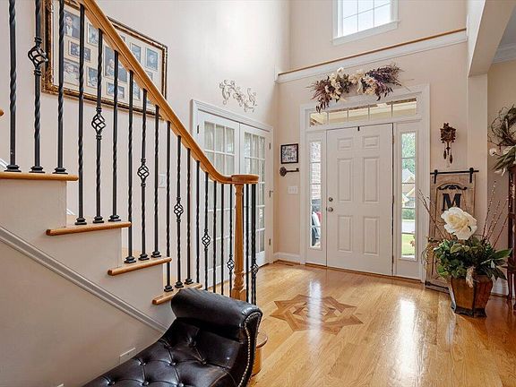 4th image of 105 Aviary Ct