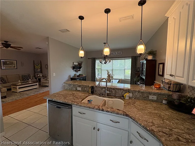 2843 Meadowood Ln — Photo 14