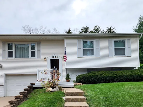 2245 Graham Cir, Dubuque, IA 52002