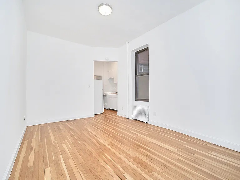 353 W 44th St #1E — Photo 2