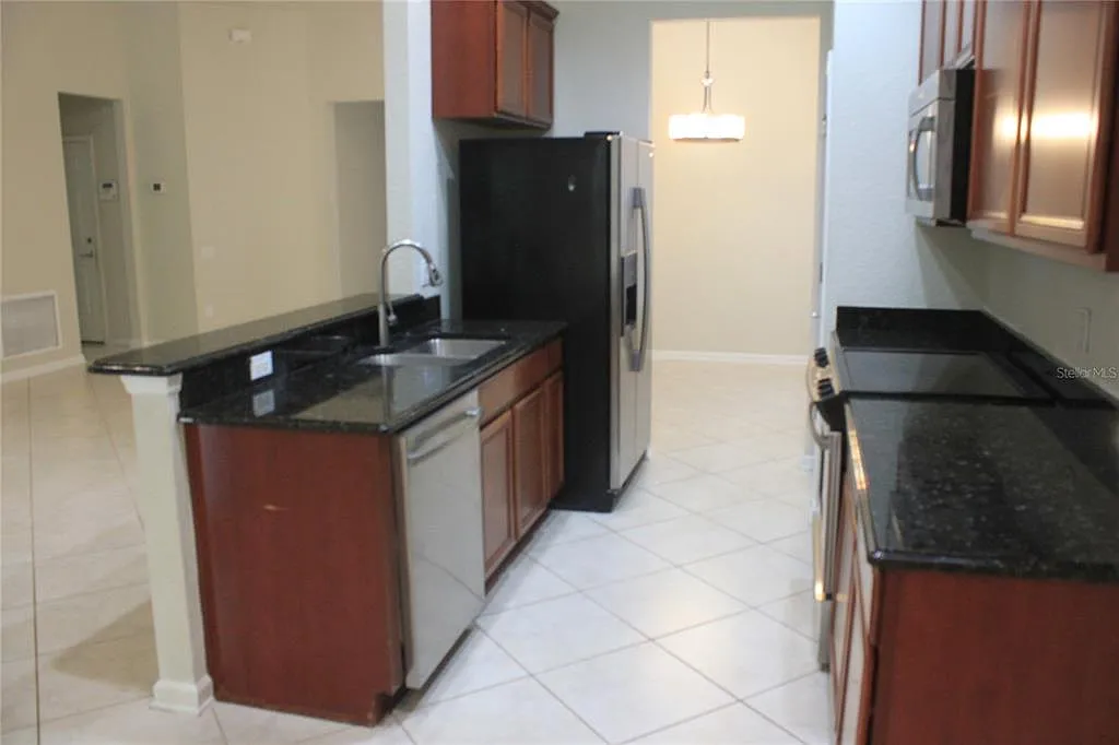 3 bed, 2.0 bath, 1868 sqft, $2,700 — Photo 2