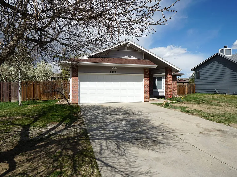 3070 Mirage Dr — Photo 2
