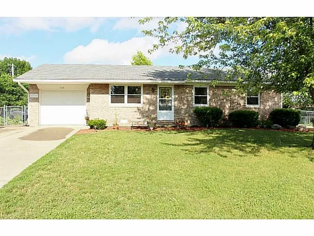 1715 Plantation Dr photo 1