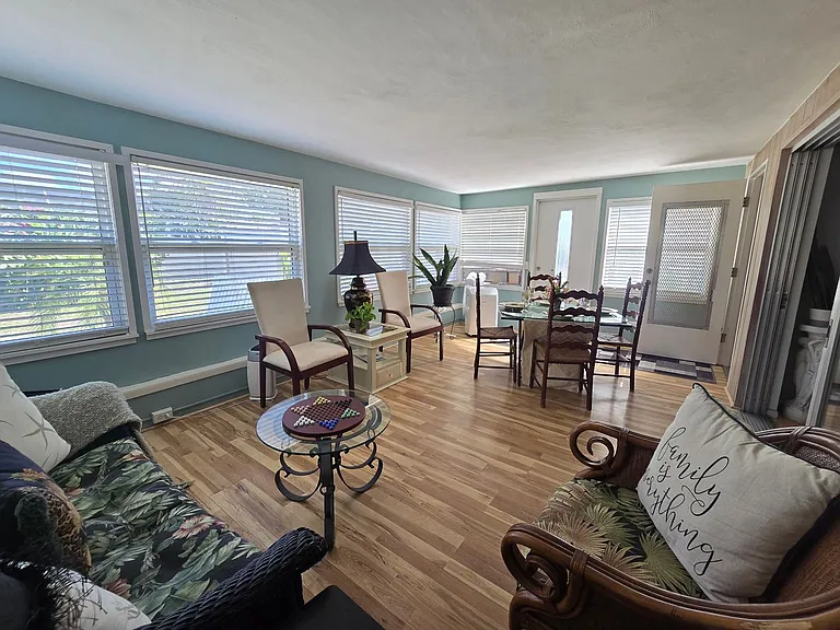 2441 Gulf Gate Dr — Photo 6