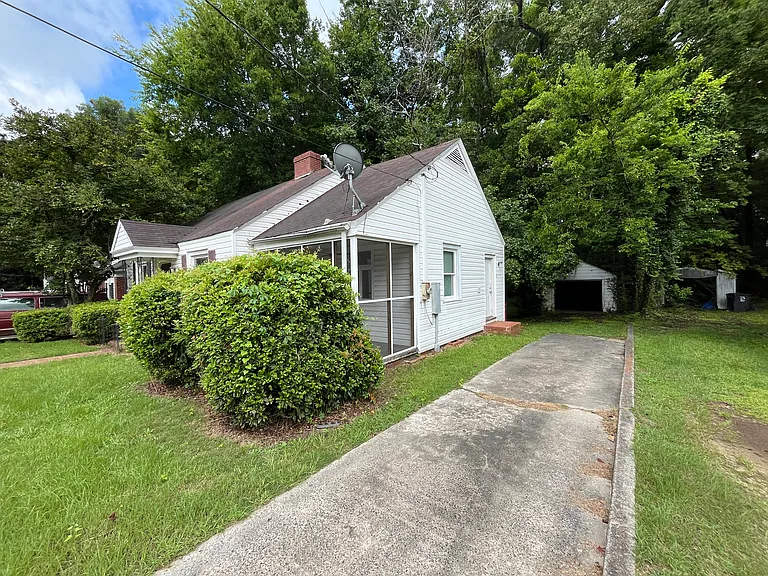 1147 Mimosa Dr — Photo 2